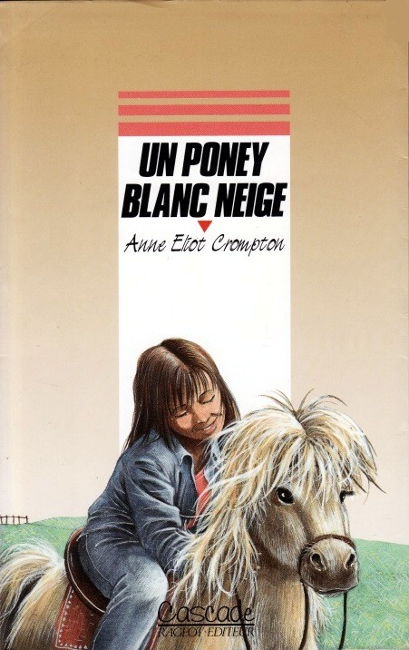 Un poney blanc neige