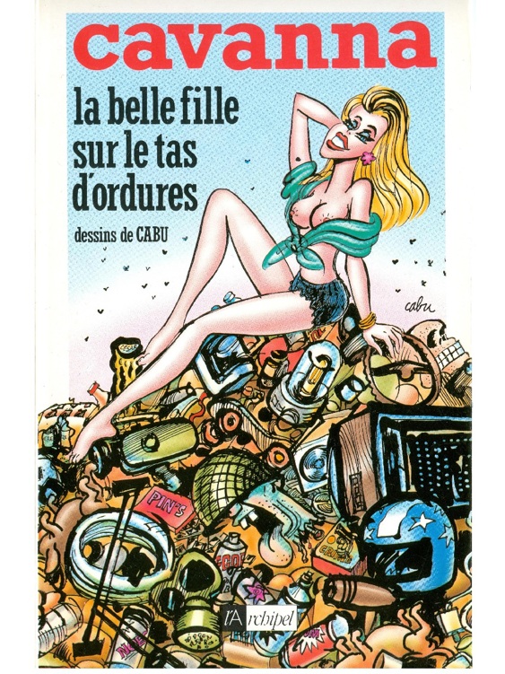 La belle fille sur le tas d'ordures
