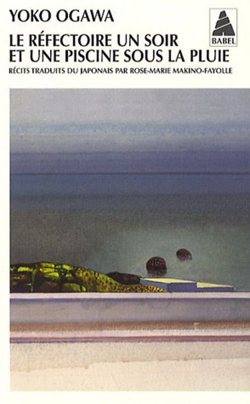 Le réfectoire un soir et une piscine sous la pluie