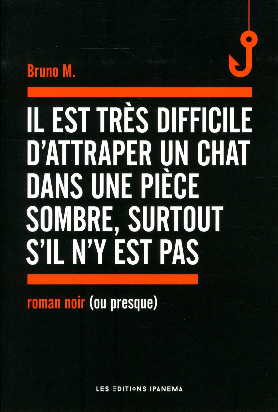 Il est très difficile d'attraper un chat dans une pièce sombre, surtout s'il n'y est pas