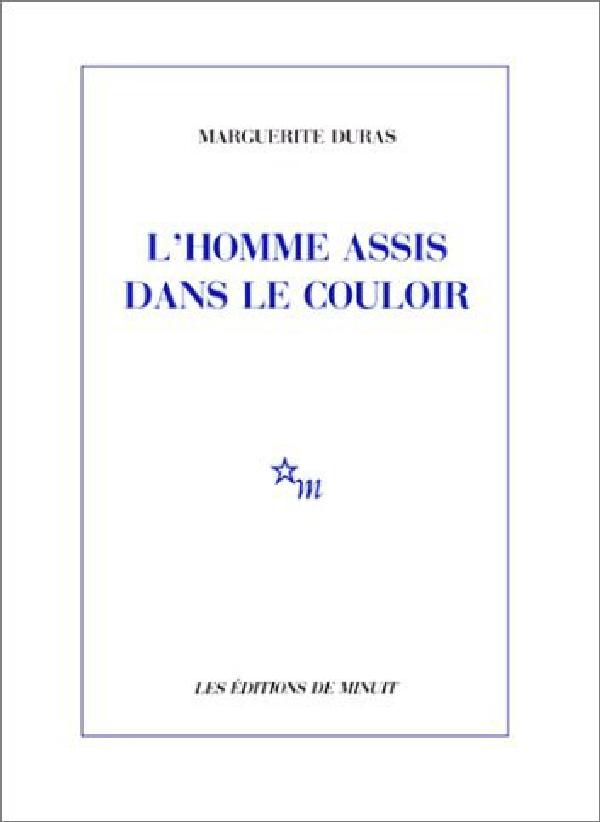 L'homme assis dans le couloir