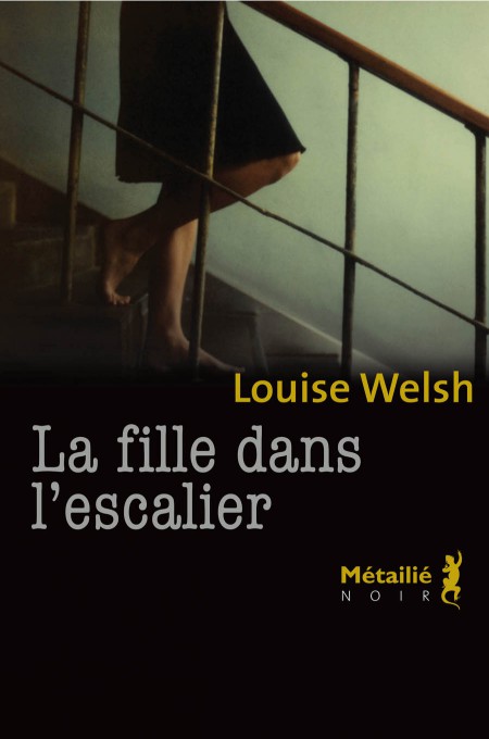 La fille dans l'escalier